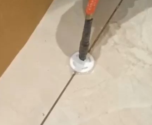 通辽市瓷砖空鼓维修公司专业解答瓷砖在铺贴过程中，如果没有涂抹均匀到位的粘结材料（如水泥砂浆或瓷砖胶），可能会导致以下问题