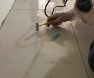 通辽市瓷砖开裂维修公司专业分享瓷砖在铺贴前如果没有沥干水分，将会导致以下问题