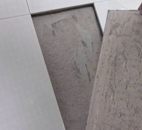 通辽市瓷砖空鼓维修公司分享瓷砖铺贴时如果打浆（即涂抹在瓷砖背面和基层上的砂浆或瓷砖胶）过少，会带来以下问题
